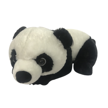 Panda de peluche tumbado en el frente